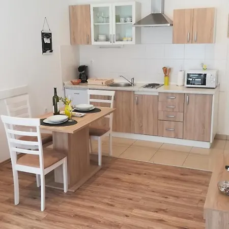 Near Center,beach,bus +free Parking Apartman *